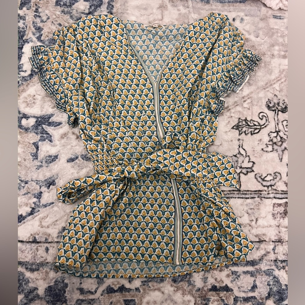 Max studio size S can fit but can fit an M as well!